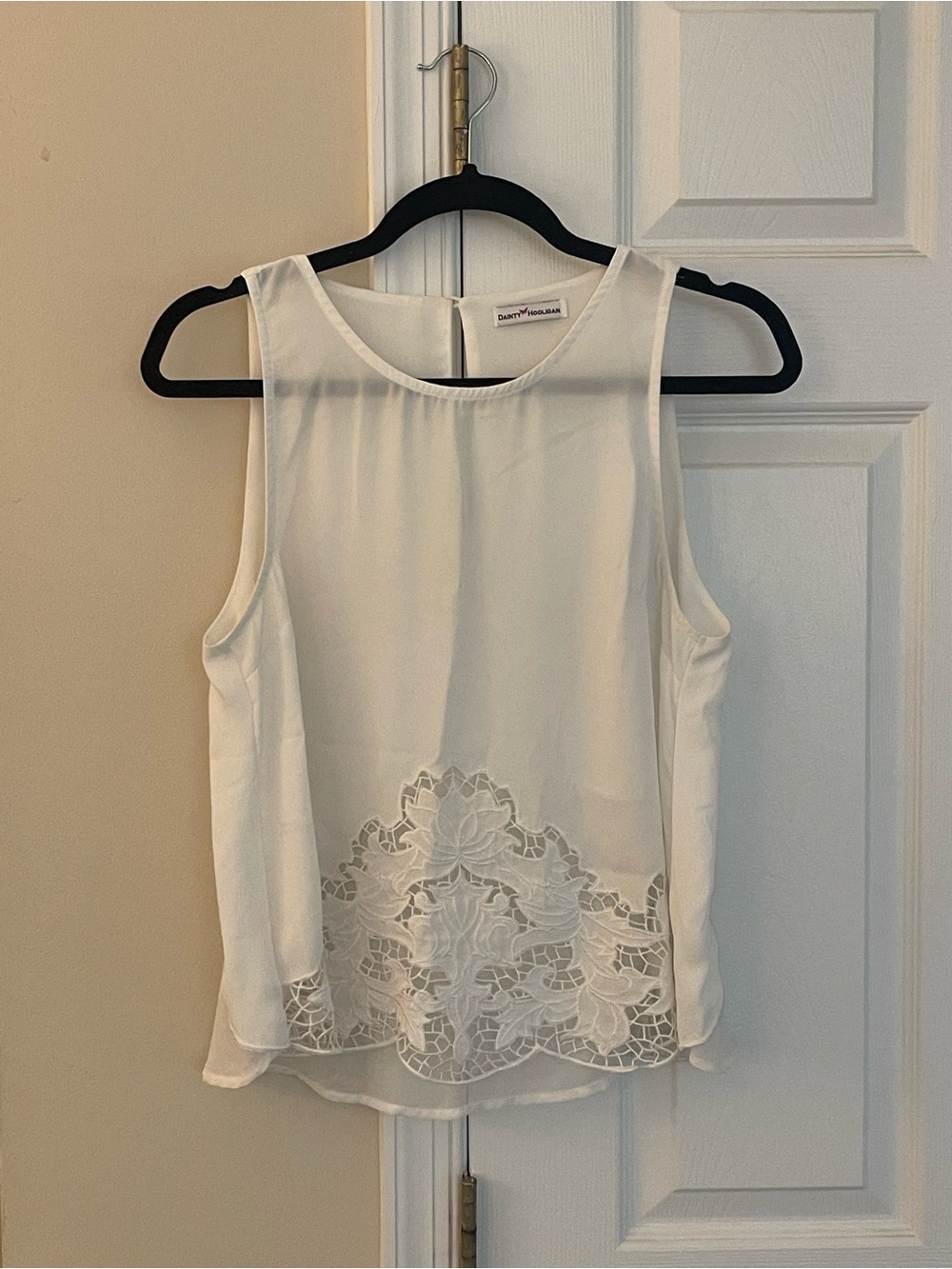 Dainty Hooligan White Lace-Hem Sleeveless Camisole